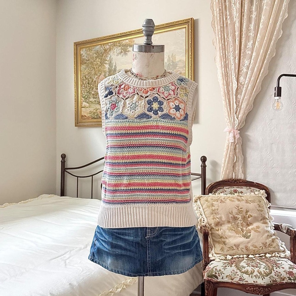 Crochet Sweater Vest  American Eagle size large cream sweater vest